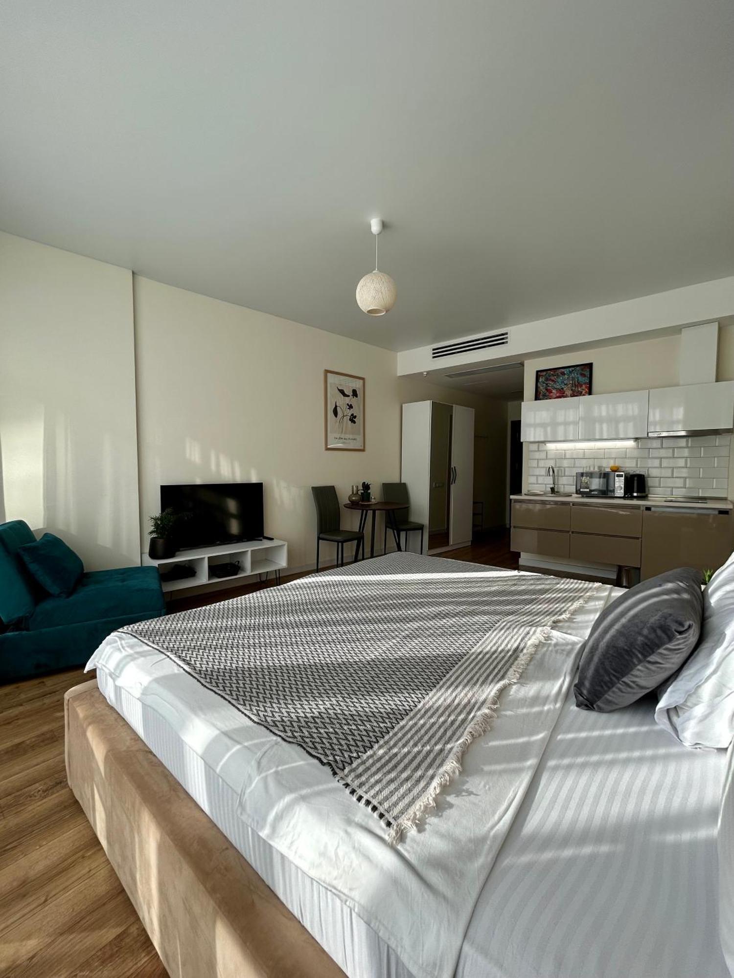 White Apartment Батуми Экстерьер фото